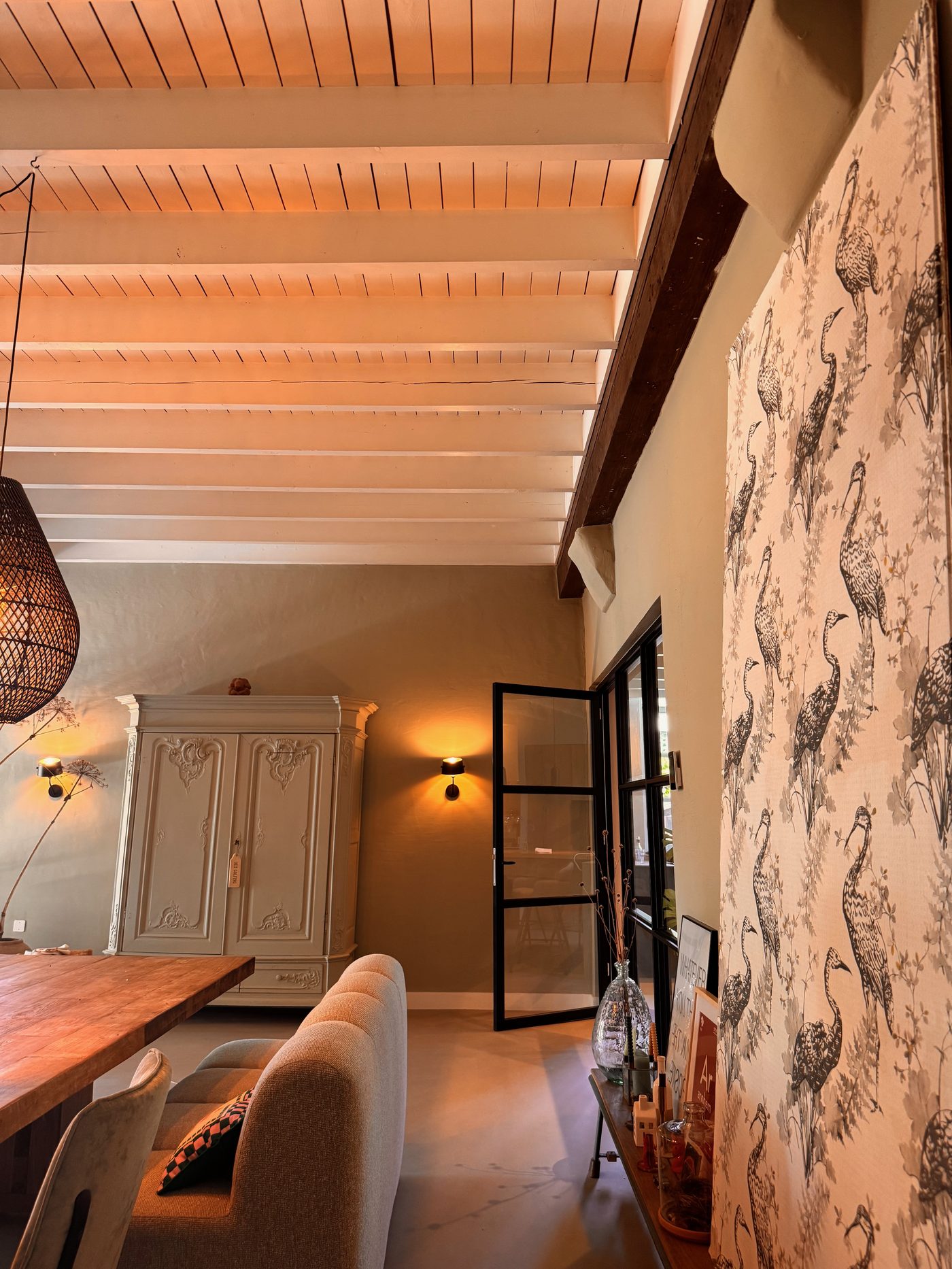 Avondsfeer in de eetkamer met warme wandverlichting