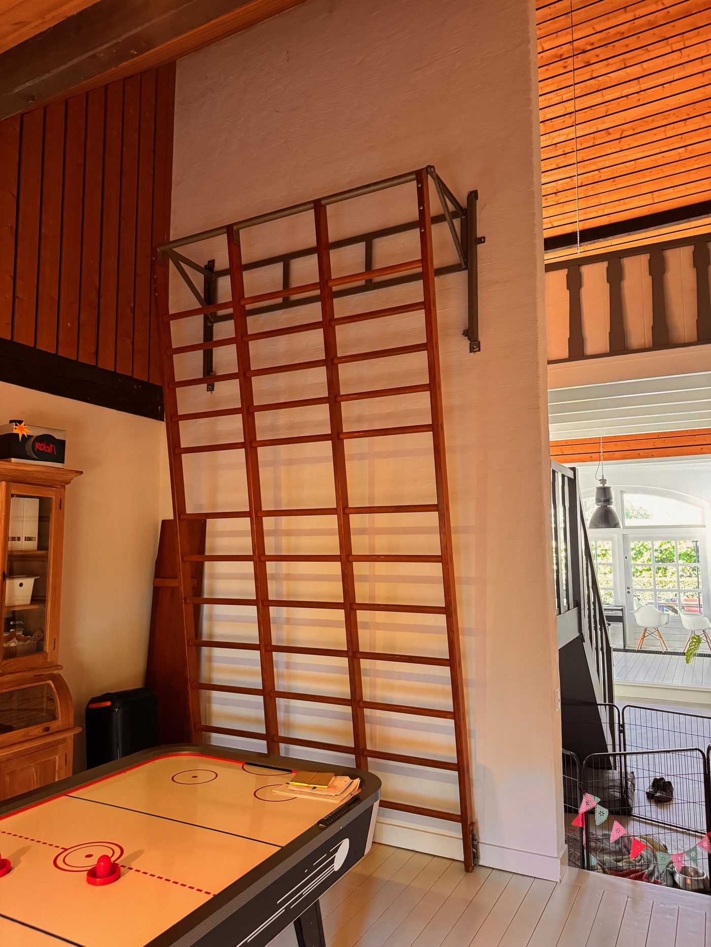 Houten ladder en sportwand op de mezzanine